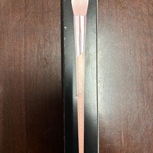 Fenty Beauty precision, highlighter brush 135